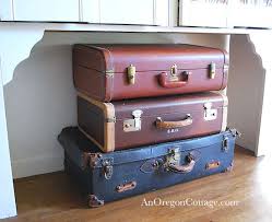There are eight advantages and six disadvantages of using suitcases.